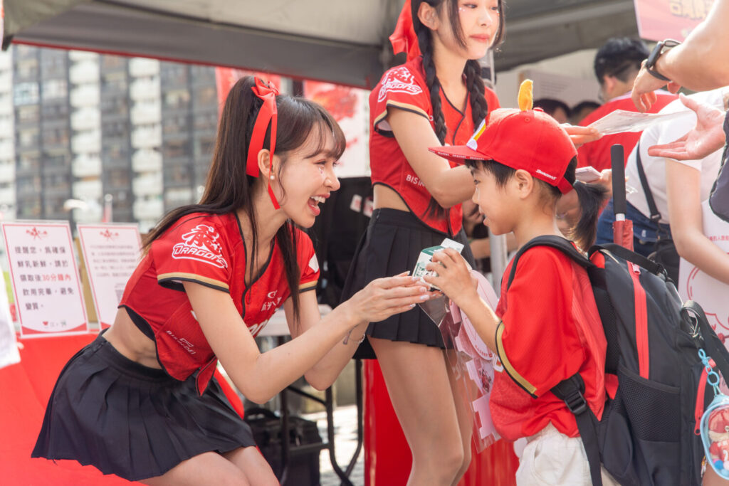 小龍女鼓勵參與彩繪存錢盒公益活動。(圖/味全公司提供)