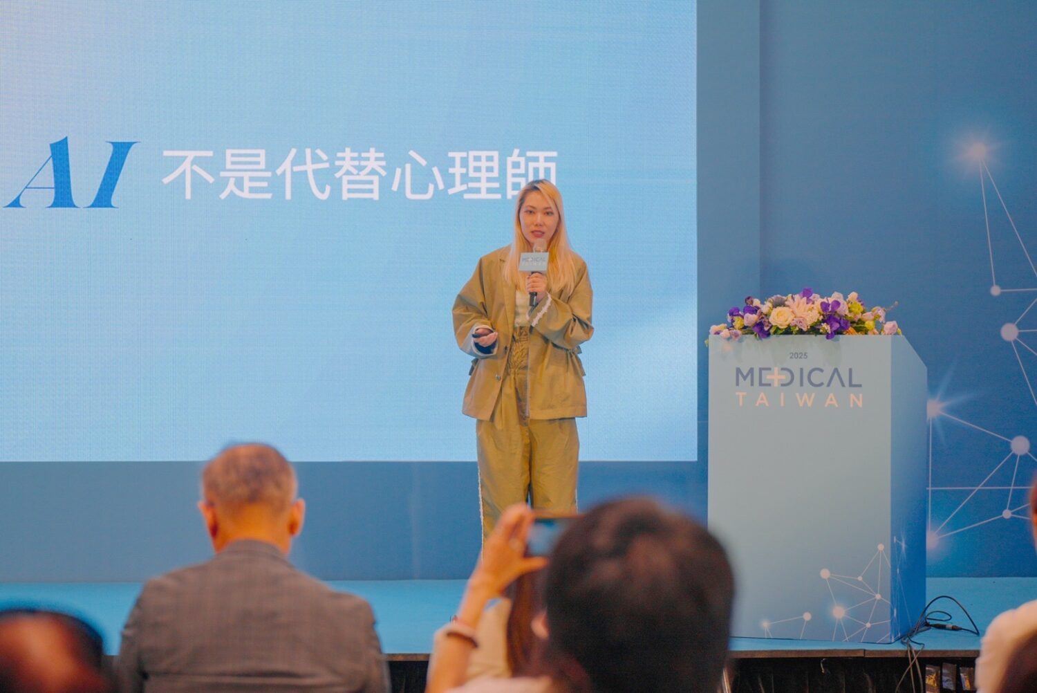 踩在 AI 浪潮上,聊心科技堅持 AI 不是替代心理師,而是心理健康的推手。(圖/聊心茶室提供)
