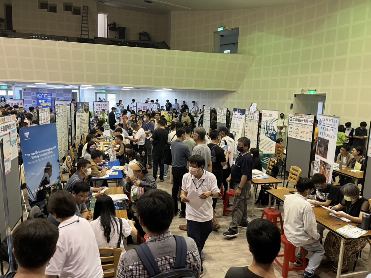 ▲畢業潮就業助攻!高市徵才會媒合率近61%,勞工局長江健興力挺求職者。