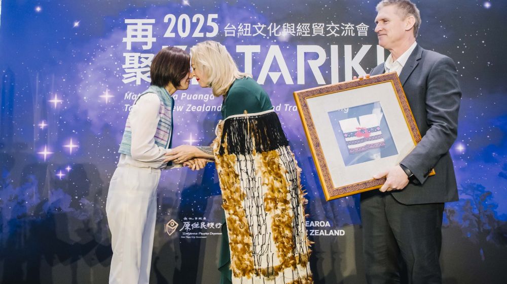 台紐原民文經交流新對話 Matariki毛利新年新北共慶 9 《圖說》交換信物及碰鼻禮(hongi)。〈原民局提供〉