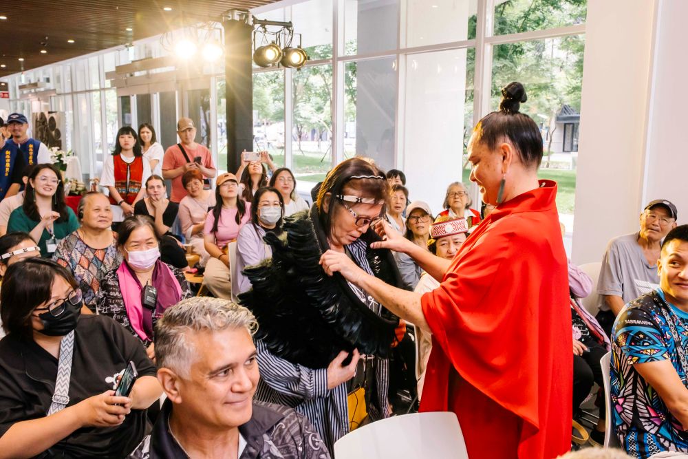 台紐原民文經交流新對話 Matariki毛利新年新北共慶 10 《圖說》毛利設計師Kiri Nathan帶著毛利服飾與烏來織女們來段即興走秀。〈原民局提供〉