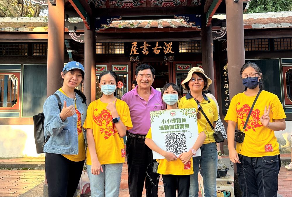 讓孩子導覽故鄉、說出自己的故事 許吟如榮獲教育部本土教育推展貢獻獎 2 《圖說》每月的假日服務導覽,不僅受到遊客喜歡,亦讓林園資深導覽志工們欣慰文化知識的傳承。〈教育局提供〉