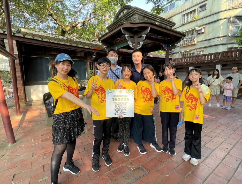 讓孩子導覽故鄉、說出自己的故事 許吟如榮獲教育部本土教育推展貢獻獎 3 《圖說》服務結束後,小小導覽員皆透過QRcode的遊客回饋讓自己的服務品質更精進。〈教育局提供〉