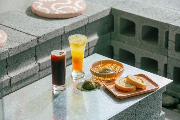 《朝陽小舖》獨有漁港下午茶組合魚鬆艾粄、魚鬆蛋糕,百搭時令季節氣泡飲及「浪速18」咖啡。 圖:朝陽社區/提供