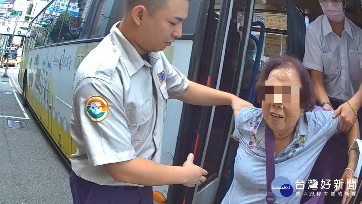 公車乘客中暑求救，司機直奔中壢分局聯手送醫。