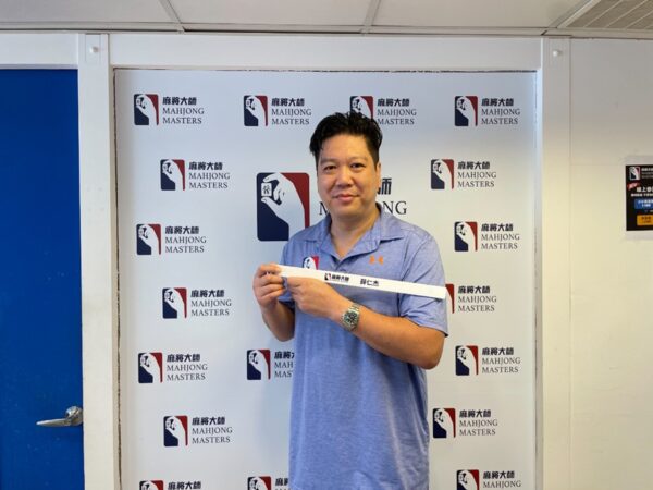「麻將大師」執行長薛仁杰手持品牌專屬客製化牌尺，象徵以科技與制度打造公平競技的精神。他表示，每位玩家都有專屬R值與成長軌跡，這不只是比賽工具，更是一份對每一場對局的尊重。圖/朱立君攝