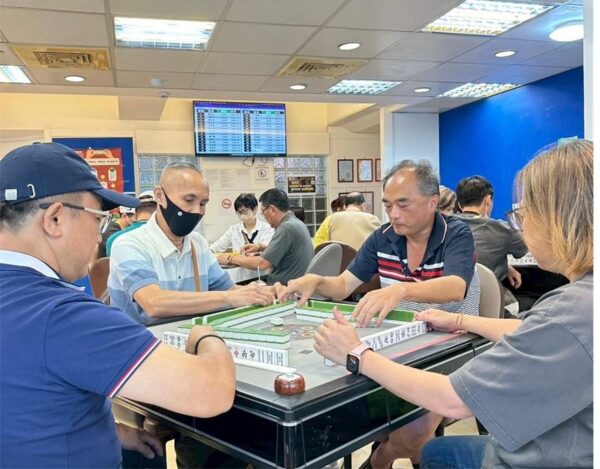 選手們齊聚「麻將大師」實體據點，專注投入每一場對局，現場氣氛緊張又熱烈。從年輕學子到長輩家庭，這裡不只是競技舞台，更是世代共遊、交流情感的溫暖場所。圖/朱立君攝