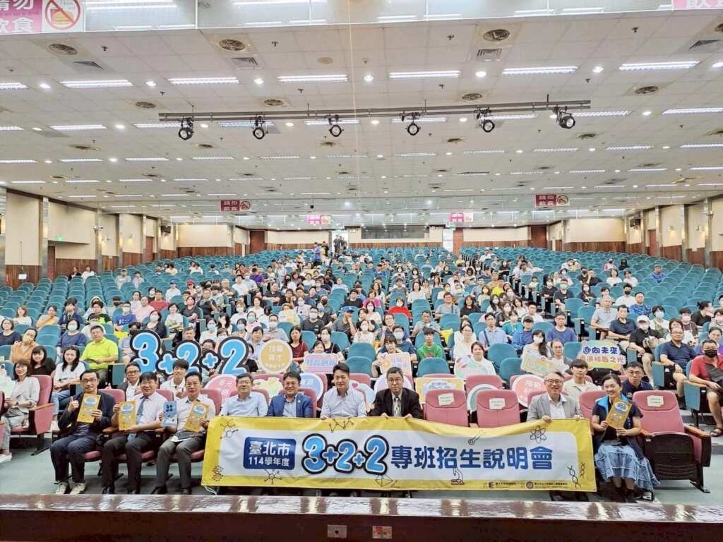 ▲114學年度3+2+2專班家長說明會暨技職教育博覽會,吸引近600位家長與學生熱情參與。。