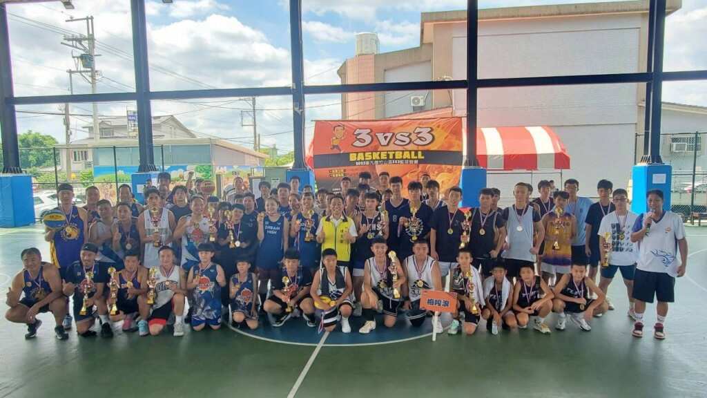 ▲第九屆「竹山盃3X3籃球競賽」於今日上午在竹山鎮中和風雨球場熱血開打,現場人潮洶湧、氣氛高漲。(記者蘇彩娥攝)