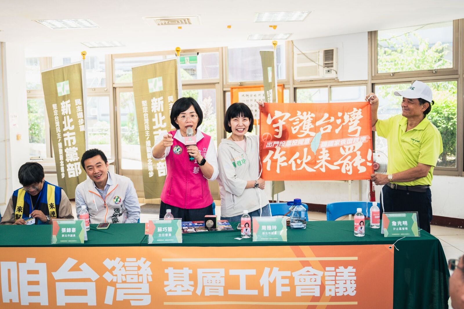 蘇巧慧領軍金龍市場掃街　民進黨新北黨部組「護台志工隊」挺罷免 231
