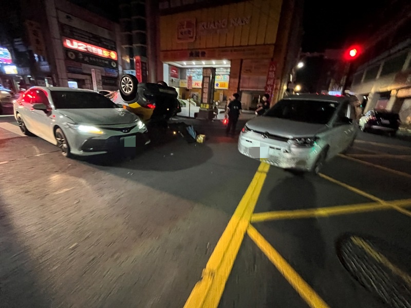 中壢深夜三車相撞 計程車翻覆街頭駕駛受傷 S 15065118 0