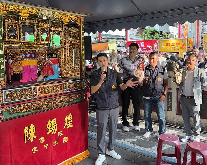 陳錫煌傳統掌中劇團特別演出詐騙情境戲碼,由士林分局偵查隊分隊長陳英任(左一)與士林分局局長陳瑞基(左二)搭配解說宣導。(翻攝許立丕粉專)