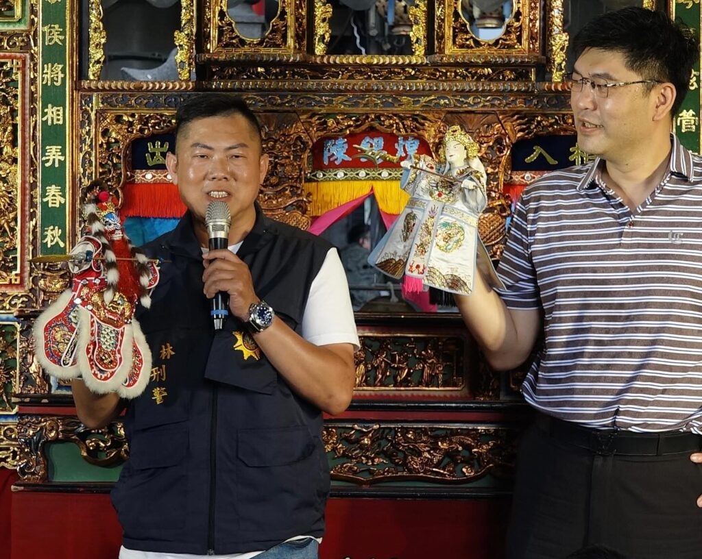 義信里里長許立丕(左一)邀請陳錫煌傳統掌中劇團演出,並與士林分局合作巧妙融入反詐騙宣導。(翻攝自許立丕粉專)