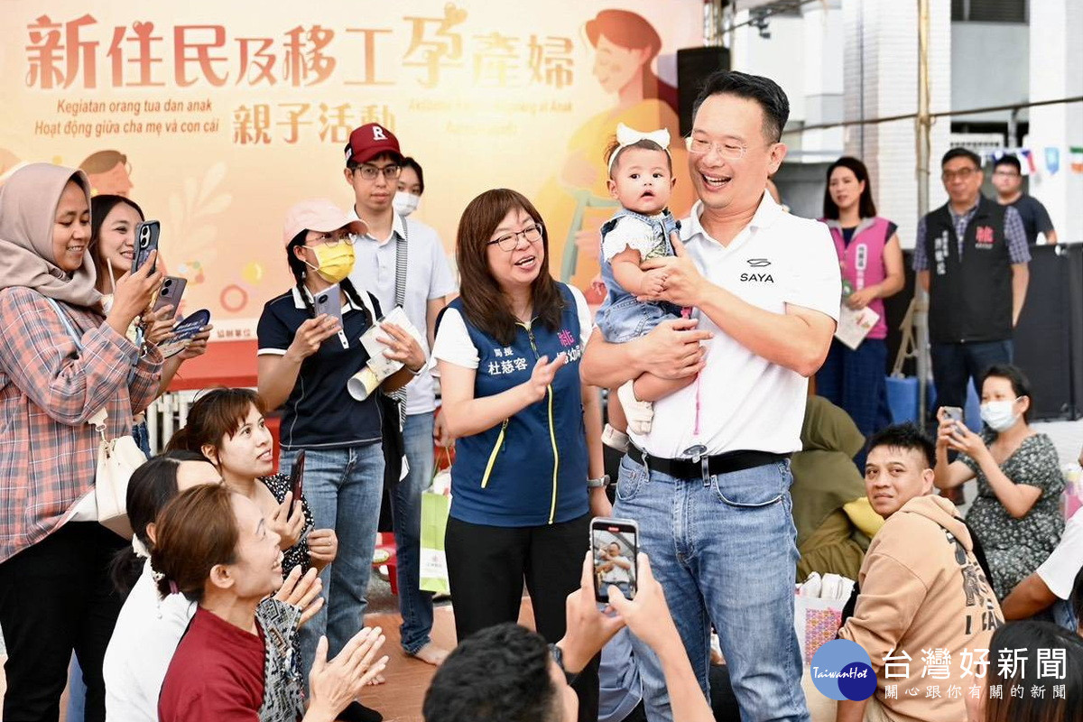 桃園市副市長蘇俊賓於「新住民及移工孕產婦親子活動」中與新助民朋友們互動。<br /><br />