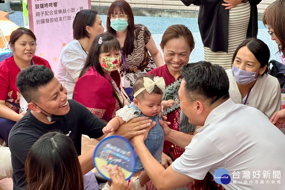 桃園市副市長蘇俊賓於「新住民及移工孕產婦親子活動」中與新助民朋友們互動。<br /><br />