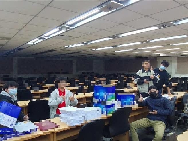 罷免李坤城領銜人宋建樑貼出的造冊照片,所有人都穿長袖,李坤城質疑這不是最新的照片。翻攝宋建樑「Threads」
