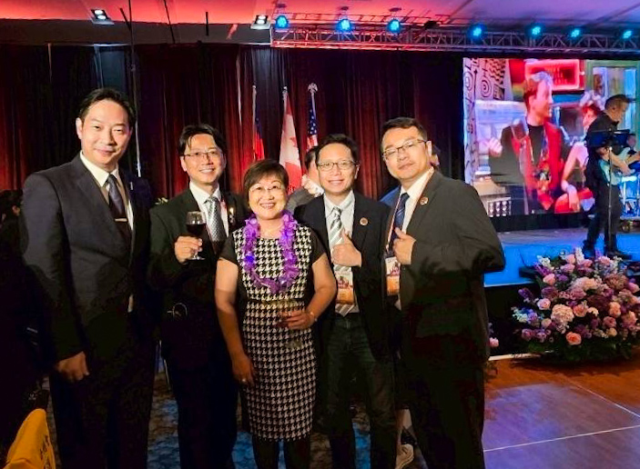 ▲食在力量美食產業交流協會代表團於TCCNA年會現場與中華民國僑務委員會主任委員徐佳青（中）合影。（圖/食在力量美食產業交流協會提供）