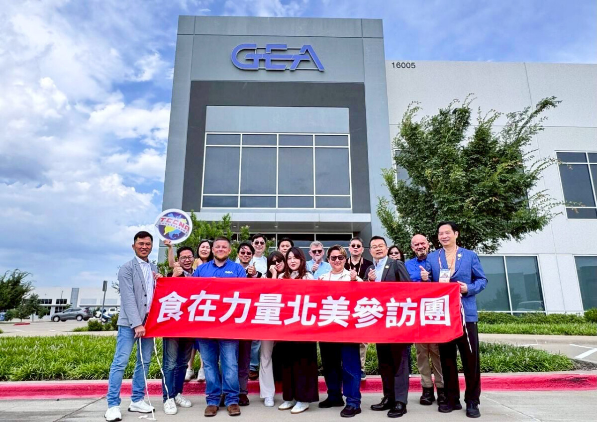 ▲食在力量美食產業交流協會代表團於國際食品加工設備大廠 GEA Group 工廠前合影，實地了解食品加工製程與設備整合模式，為台灣品牌落地美國建立實務觀點與合作契機。（圖/食在力量美食產業交流協會提供）