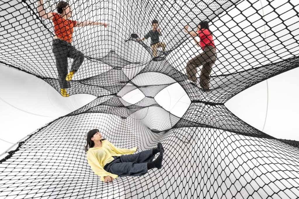▲作品《Net Taichung》，感受作品結構隨著觀者穿梭、躍動而律動著（Photo Credit：勤美術館、Photography by 楊承）