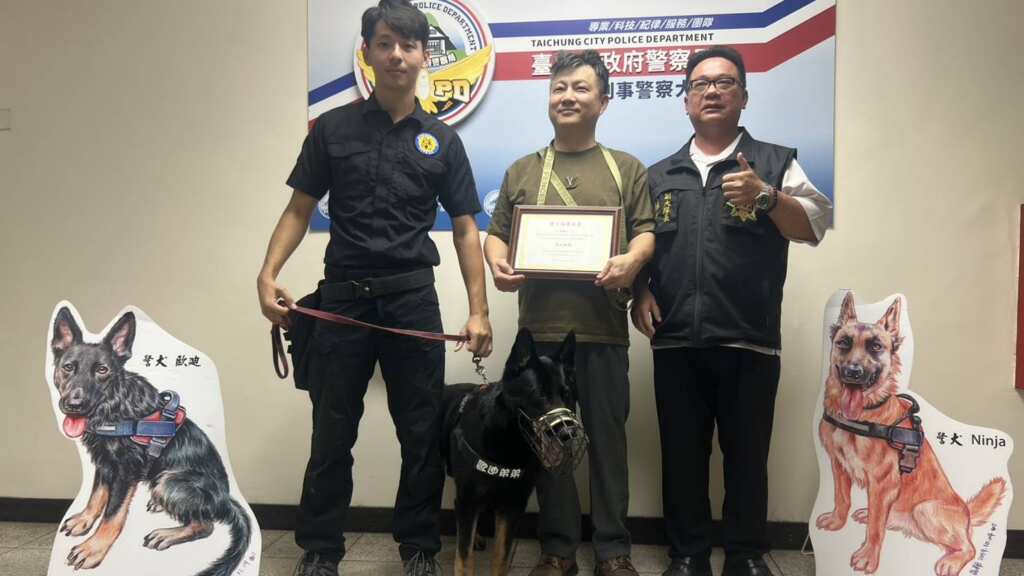 ▲警犬Audi與認養人。(臺中市警犬隊提供)