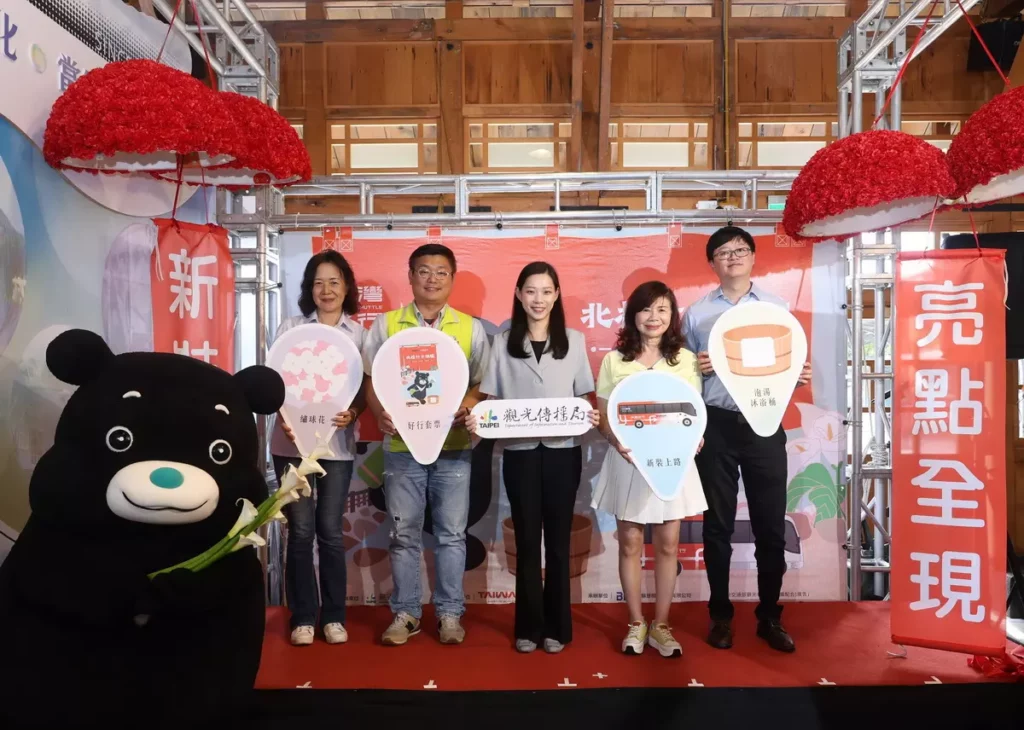 邀請大家一同來士林北投,展開一場夏日輕旅行。(由左至右,大南汽車股份有限公司辛燕華營運組辦事員、陳賢蔚議員、觀光傳播局余祥局長、臺灣商圈產業觀光發展聯合總會周水美總會長、臺北市溫泉發展協會林致宇理事長)