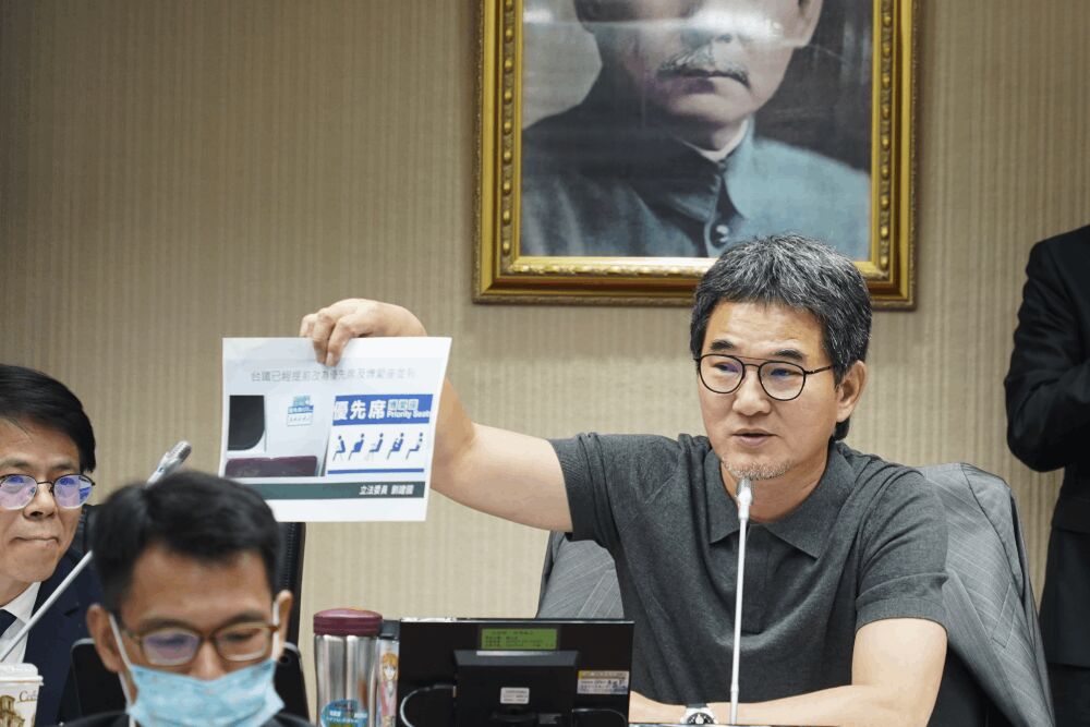 大眾運輸工具不再有搏鬥? 劉建國修法Bye了博愛座改「優先席」 265 照片來源:劉建國國會辦公室