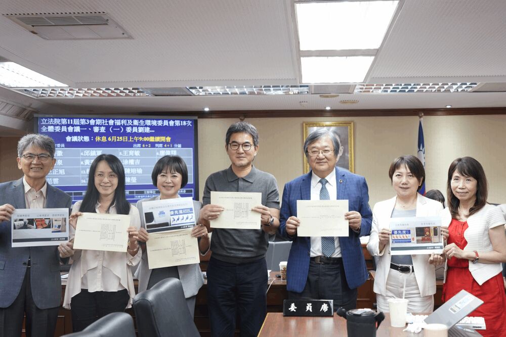 大眾運輸工具不再有搏鬥? 劉建國修法Bye了博愛座改「優先席」 266 照片來源:劉建國國會辦公室