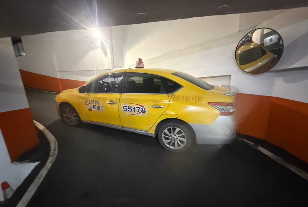 疑醉臥停車場車道 42歲男被計程車輾過送醫急救 258 cnews204250623a06