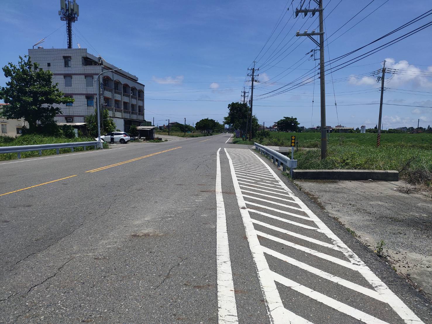事故現場天候晴朗、路面乾燥且視距良好,林姓男子駕駛自用小貨車未減速或暫停禮讓,直接駛入路口撞上蚵農柳水福所騎乘的機車左側。(記者包克明 翻攝)