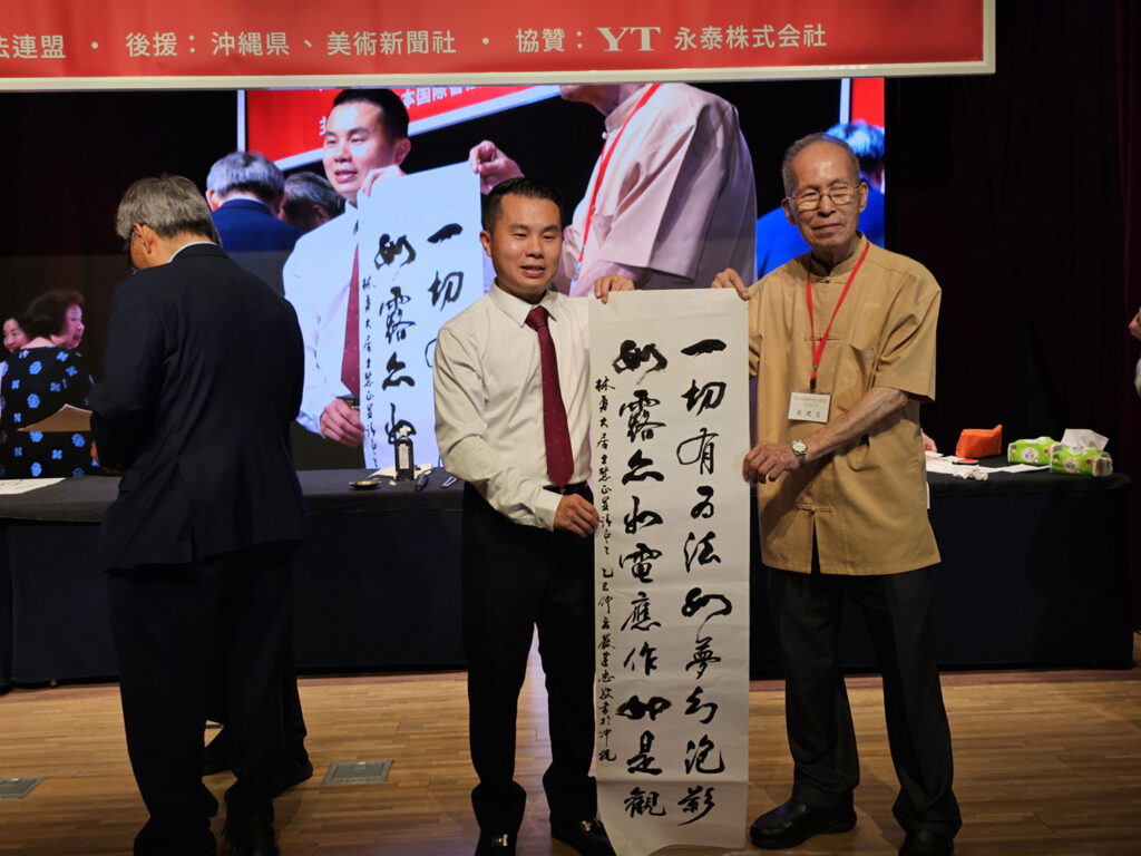 台灣國際蘭亭筆會會長嚴建忠(右)現場揮毫致贈嘉賓。(圖/主辦單位提供)