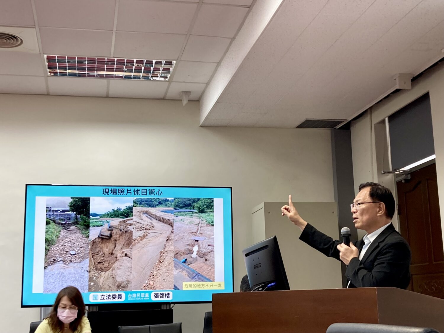 民眾黨立院黨團副總召張啓楷在經濟委員會質詢時,踢爆高雄大樹區當地51公頃的陡峭山坡地被剷平,一場暴雨便可能引發土石流。(圖/張啓楷國會辦公室)
