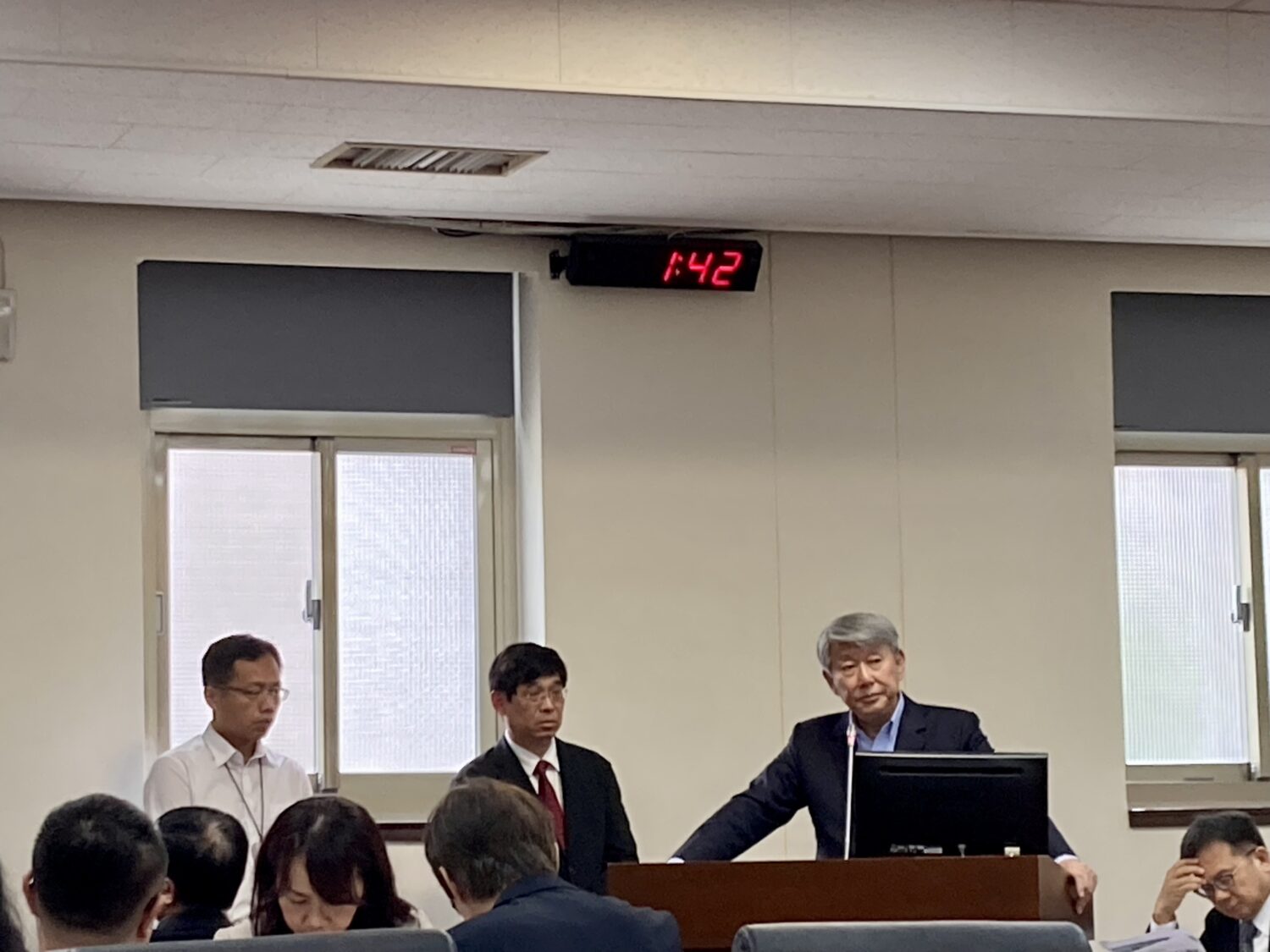 經濟部長郭智輝(右1)答詢時表示,接到高市府公文就廢除籌設許可。(圖/張啓楷國會辦公室)