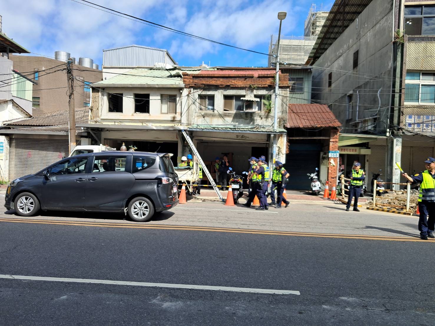 新北市公安小組聯合土城分局強行拆除情色養生館。(記者徐煜勝翻攝)