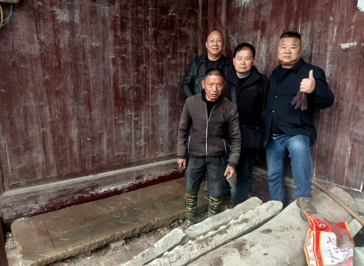 ▲當地民俗協會工作人員在保存有“司寇第”牌匾的猛輝村京公享堂留影。