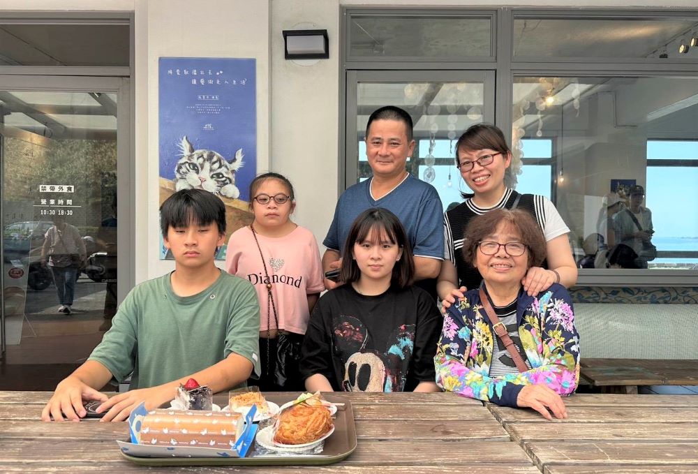 《圖說》三重高中張巧欣(左二)在家人的支持下穩定成長。〈教育局提供〉