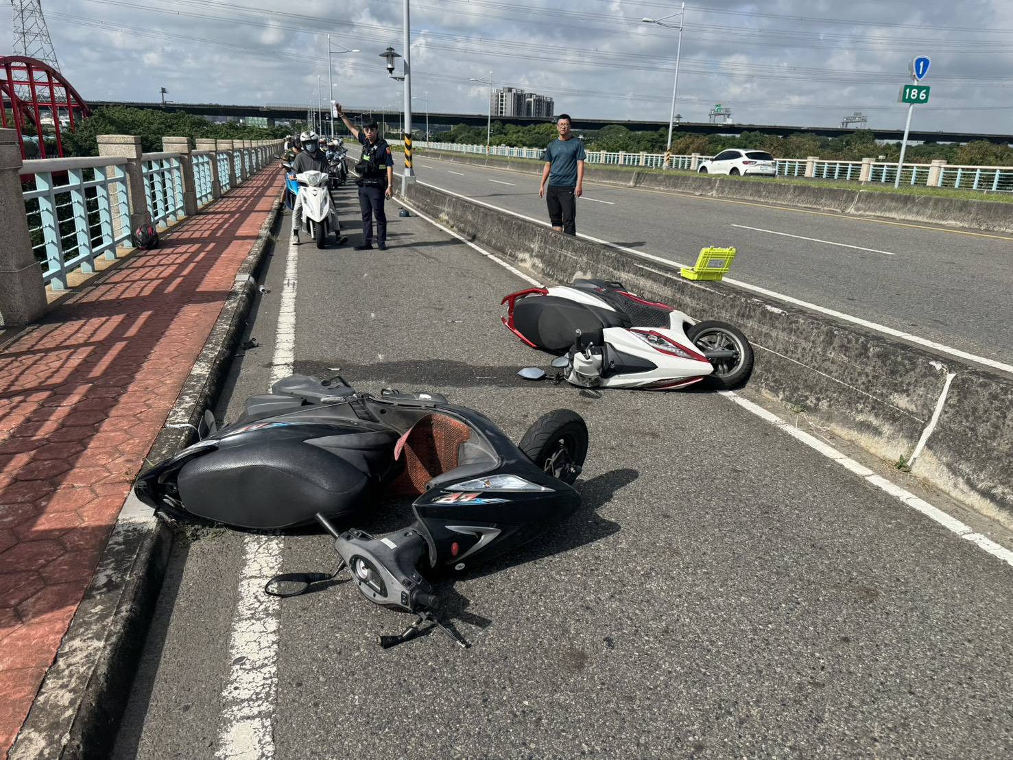 無照上路奪命!彰化大度橋機車道事故 一死一傷釀車流回堵 - https://www.watchmedia01.com