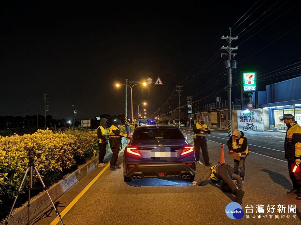 專案勤務針對轄內改裝熱點與車聚常發區域進行佈線監控、定點攔檢及機動巡邏。