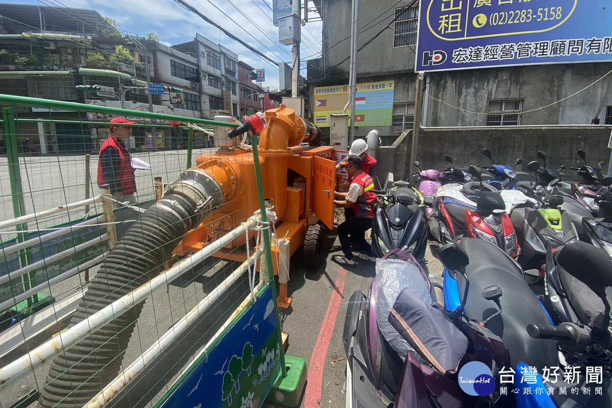 水利署與桃市府聯手防汛,進行八德區桃鶯路與興隆街口移動式抽水機測試。<br /><br /> <br /><br />