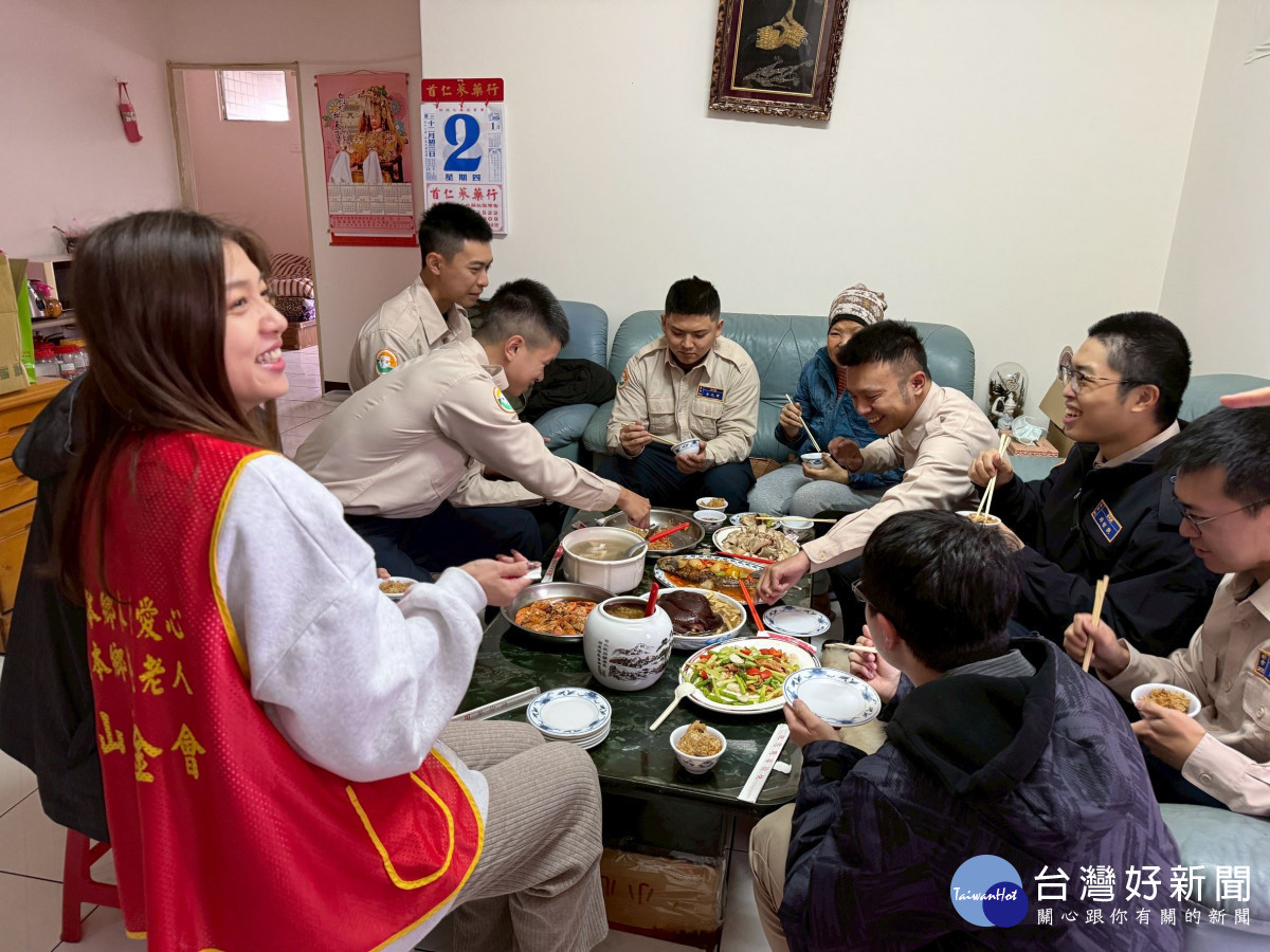 與獨居長者共餐。