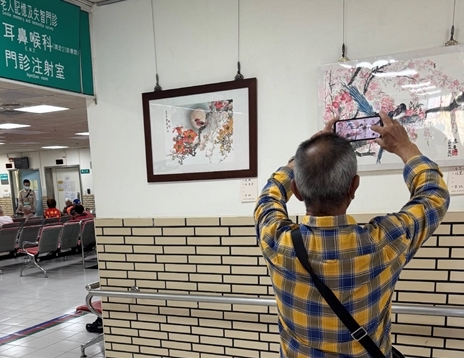 多元媒材藝術展引看診民眾駐足欣賞,帶來充滿溫度的療癒。(圖/嘉義分院提供)