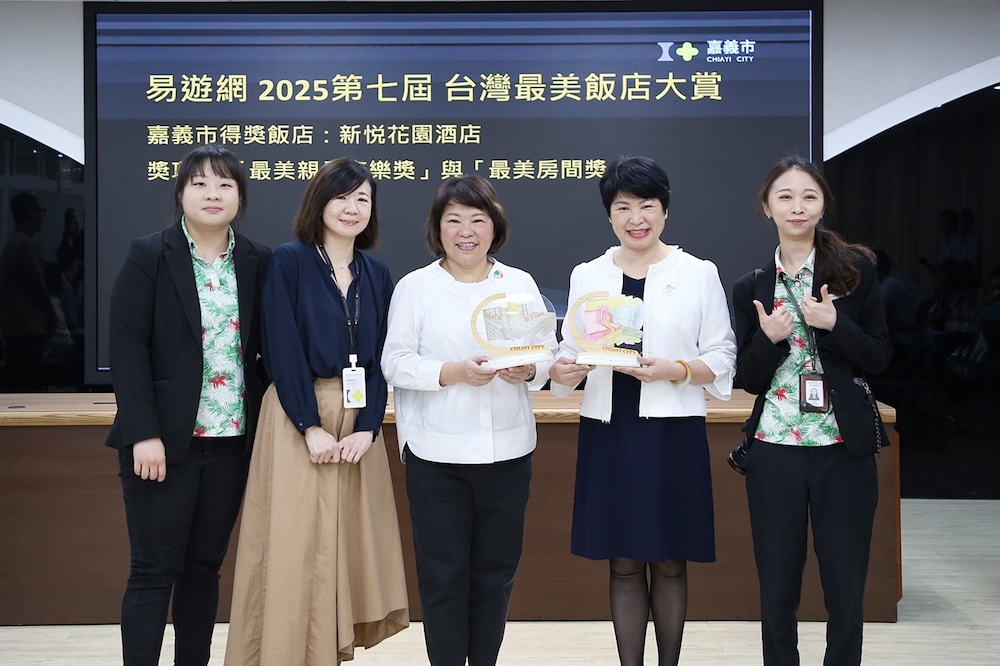 嘉義市市長黃敏惠今（24）日特別在市務會議中親自表揚獲獎新悅花園酒店業者，感謝他們以行動為嘉義觀光注入嶄新能量。（圖/嘉義市政府提供）