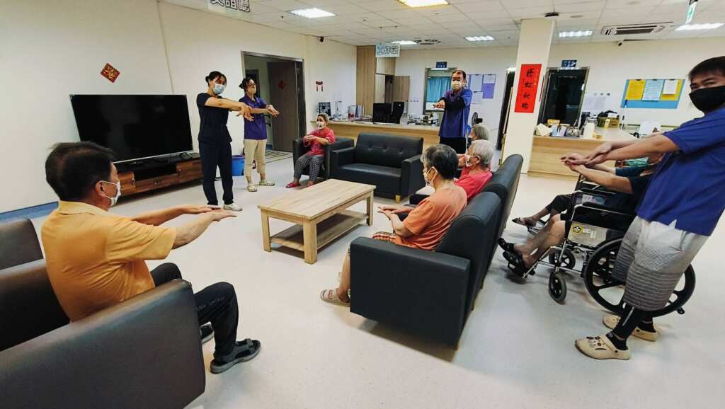 ▲彰化榮民之家於近日加強洗手宣導與相關輔助措施,透過感官刺激、視覺提示與陪伴引導,協助住民建立良好的手部衛生習慣。(記者林明佑翻攝)