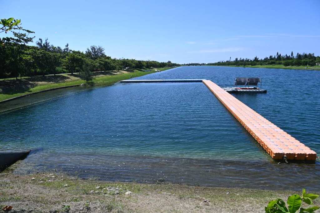 ▲活水湖原是一處滯洪池,水深從2.5公尺到4公尺不等,水源為旁邊卑南溪水湧入,如遇漲潮則水深加大。