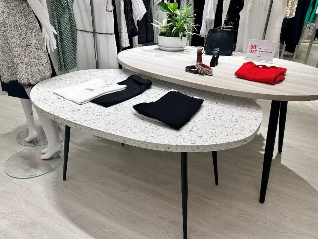 iROO以紡織廢料製成店內造型展示台,綠色材料也能時尚美觀 ,為整體空間注入永續元素