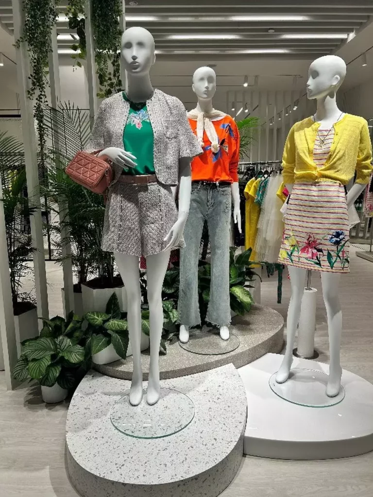 iROO以紡織廢料製成店內造型展示台,綠色材料也能時尚美觀 ,為整體空間注入永續元素