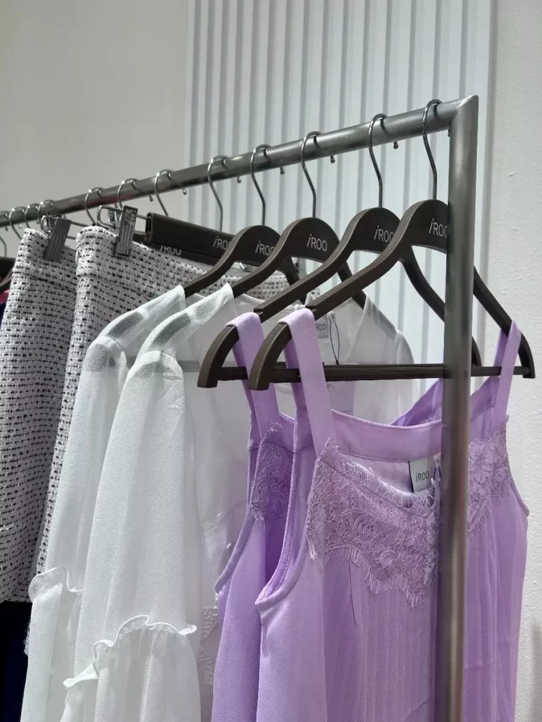 店內衣架採用回收咖啡渣等農業廢料製成,創新材料令人耳目一新,體現iROO對循環經濟的承諾