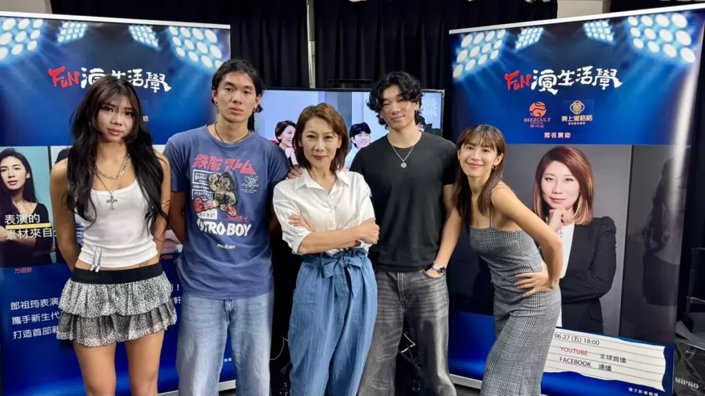 郎祖筠(圖中)率新生代演員(左起)林若婕、林子璿、林鼎軒、方翊菲出席全新影像作品《FUN演生活學》記者會。(圖/FUN演生活學提供)