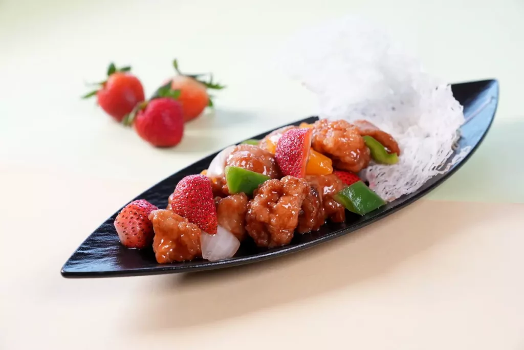 以鳳梨與蘋果慢火熬醋，融合水蜜桃的柔潤芳香，夏季生炒蜜桃骨清爽登場，清爽開胃，果香四溢。圖/圓山大飯店提供