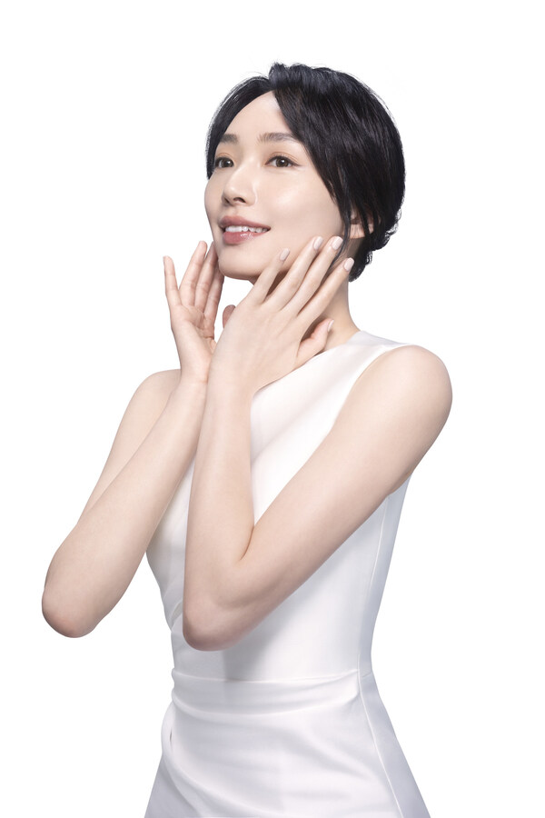 蔡思韵（Cecilia）以其清新脫俗的氣質，完美演繹 SKINVIVE&reg; 昇光針&reg; 的原生美肌理念，其高效、省時、一次到位的三大亮點，絕對值得信賴！
