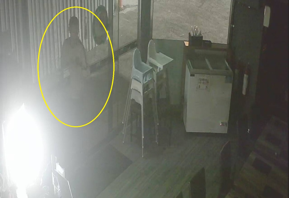 火鍋店玻璃門忘記關 竊賊「直接走進去」洗劫愛心零錢箱400元 217 248250624a07